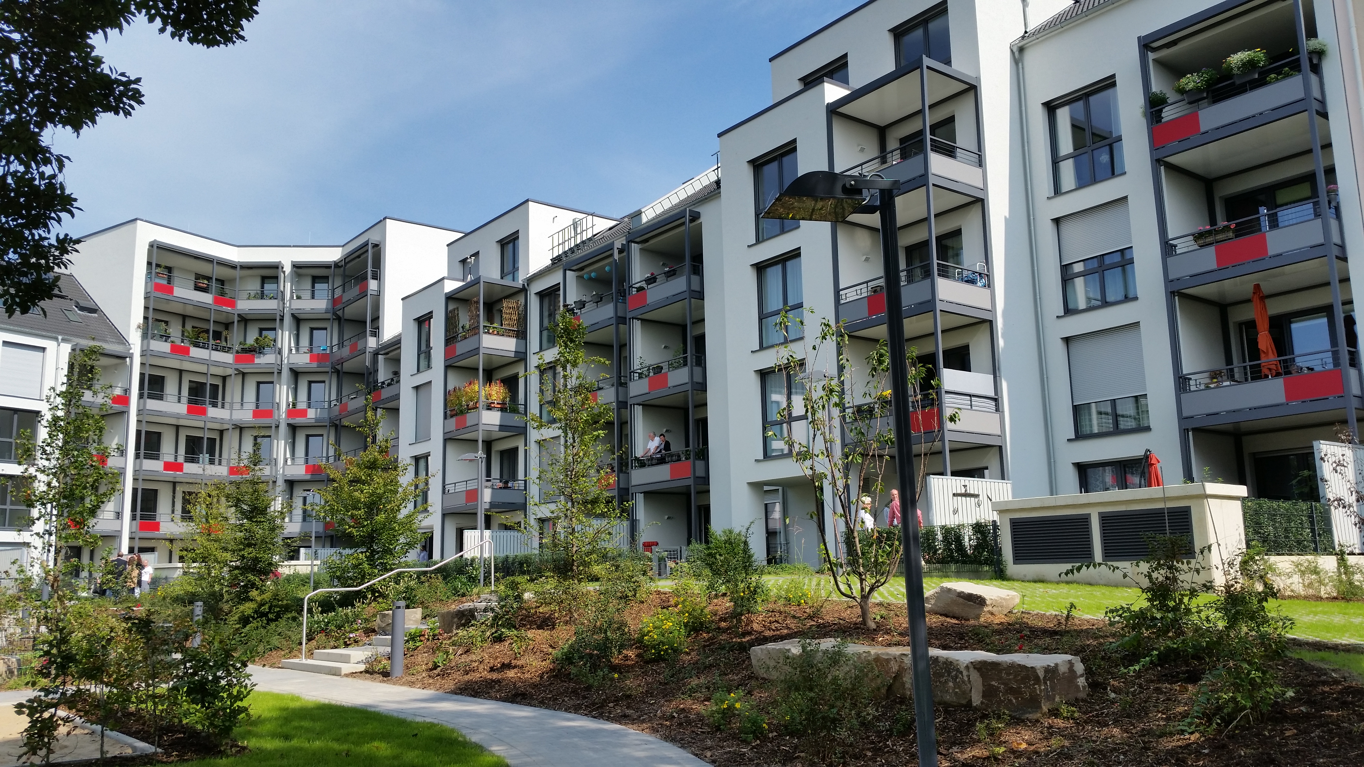Modernes Wohnensemble mit Balkonen und begrünter Außenanlage