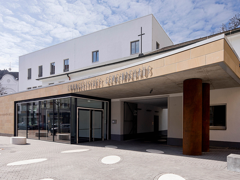 Lichtburg Essen mit verglastem Eingangsbereich und überdachtem Vorplatz