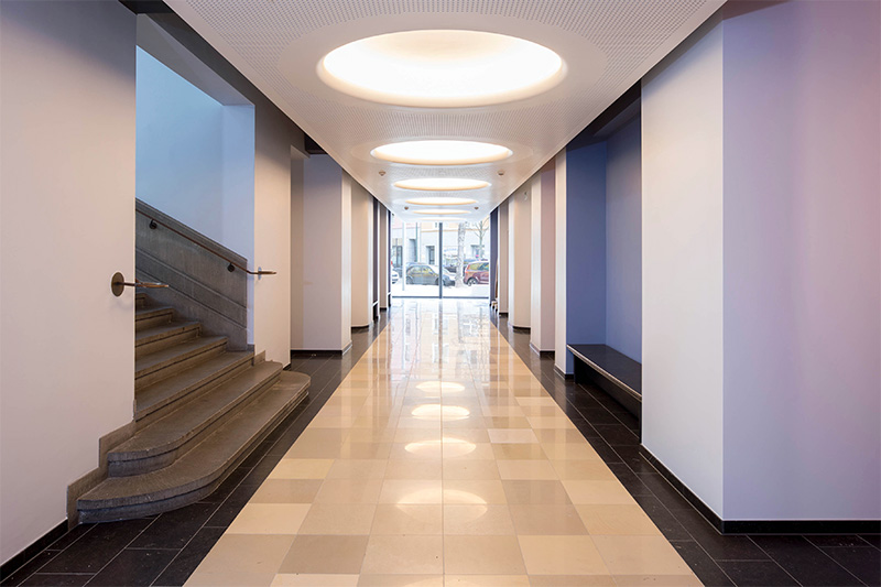 Moderner Eingangsbereich mit Treppe und großzügigem Flurbereich