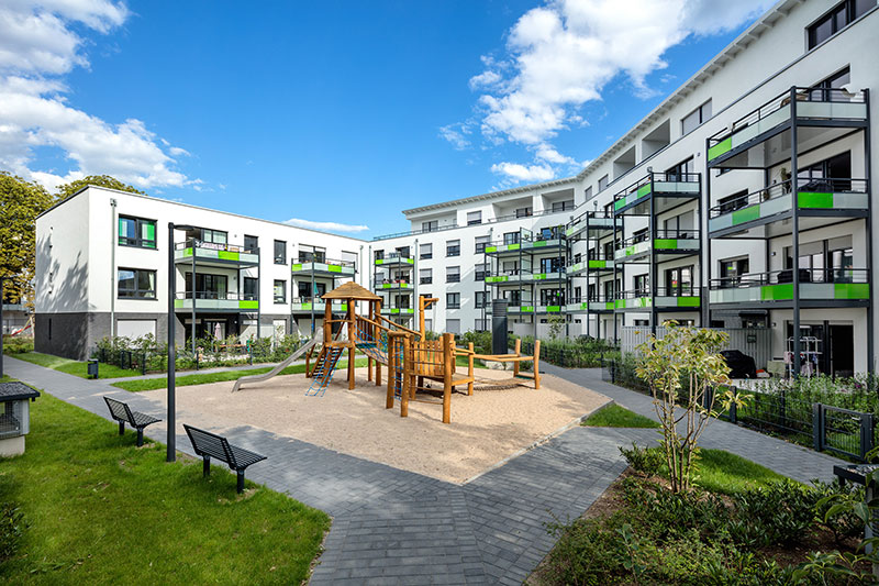 Modernes Wohnquartier mit Spielplatz und begrünten Außenanlagen