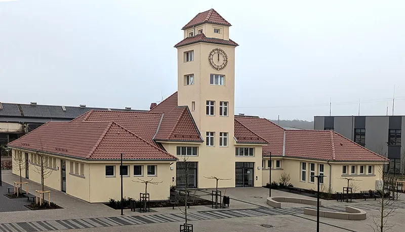 Modernes Gebäude mit Uhrturm und klar gegliederter Fassadengestaltung