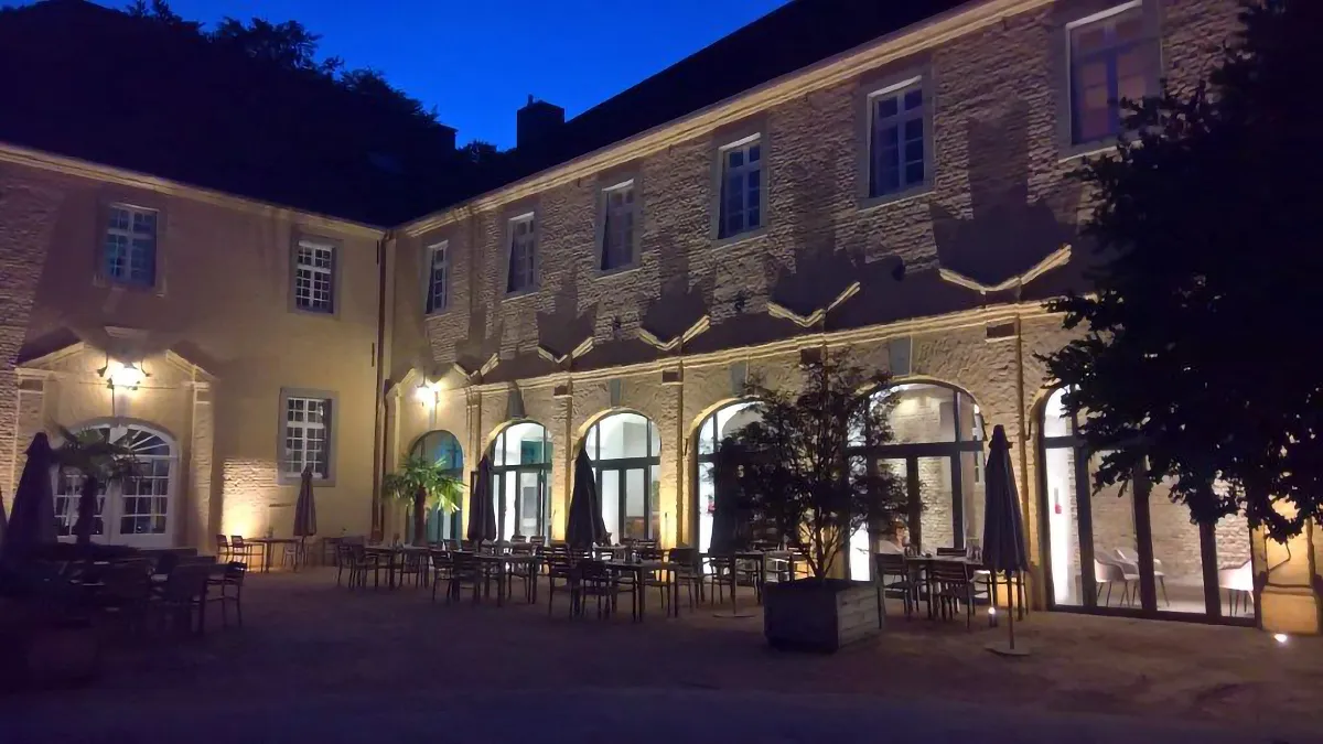 Historisches Gebäude mit Arkadenfassade und stimmungsvoller Abendbeleuchtung