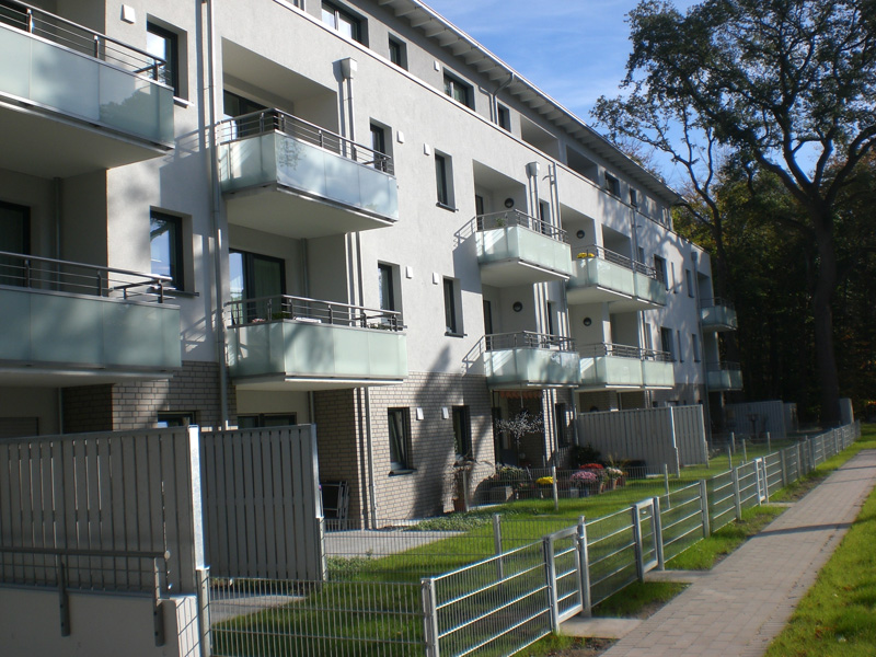 Modernes Wohngebäude mit Balkonen und vorgelagertem Gehweg