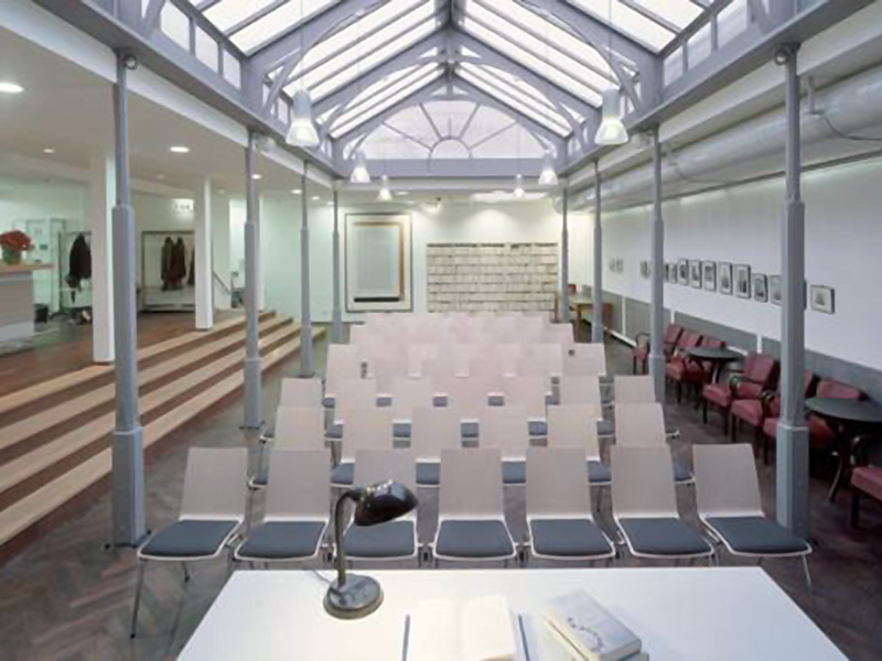 Veranstaltungsraum mit Glasdach und Reihenbestuhlung