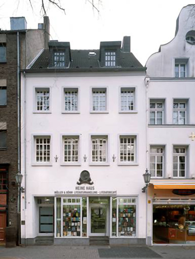 Historisches Stadthaus mit Ladenlokal in geschlossener Straßenbebauung