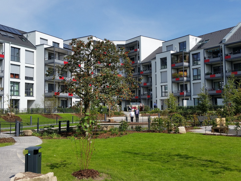 Modernes Wohnensemble mit begrüntem Innenhof und Balkonanlagen