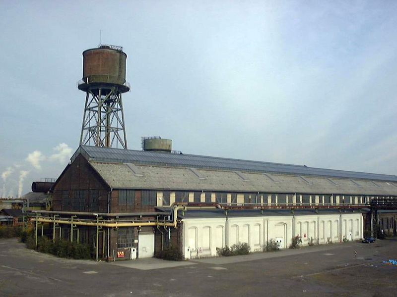 Historisches Industriegebäude mit Wasserturm und Werkhalle