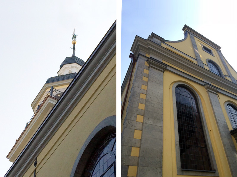 Historische Kirchenfassade mit Turm und Rundbogenfenstern