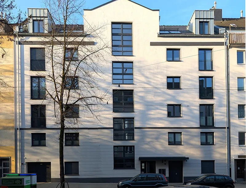 Fassade eines Mehrfamilienhauses in der Moltkestraße in Düsseldorf