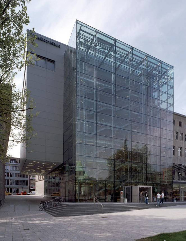 Modernes Bürogebäude mit großflächiger Glasfassade